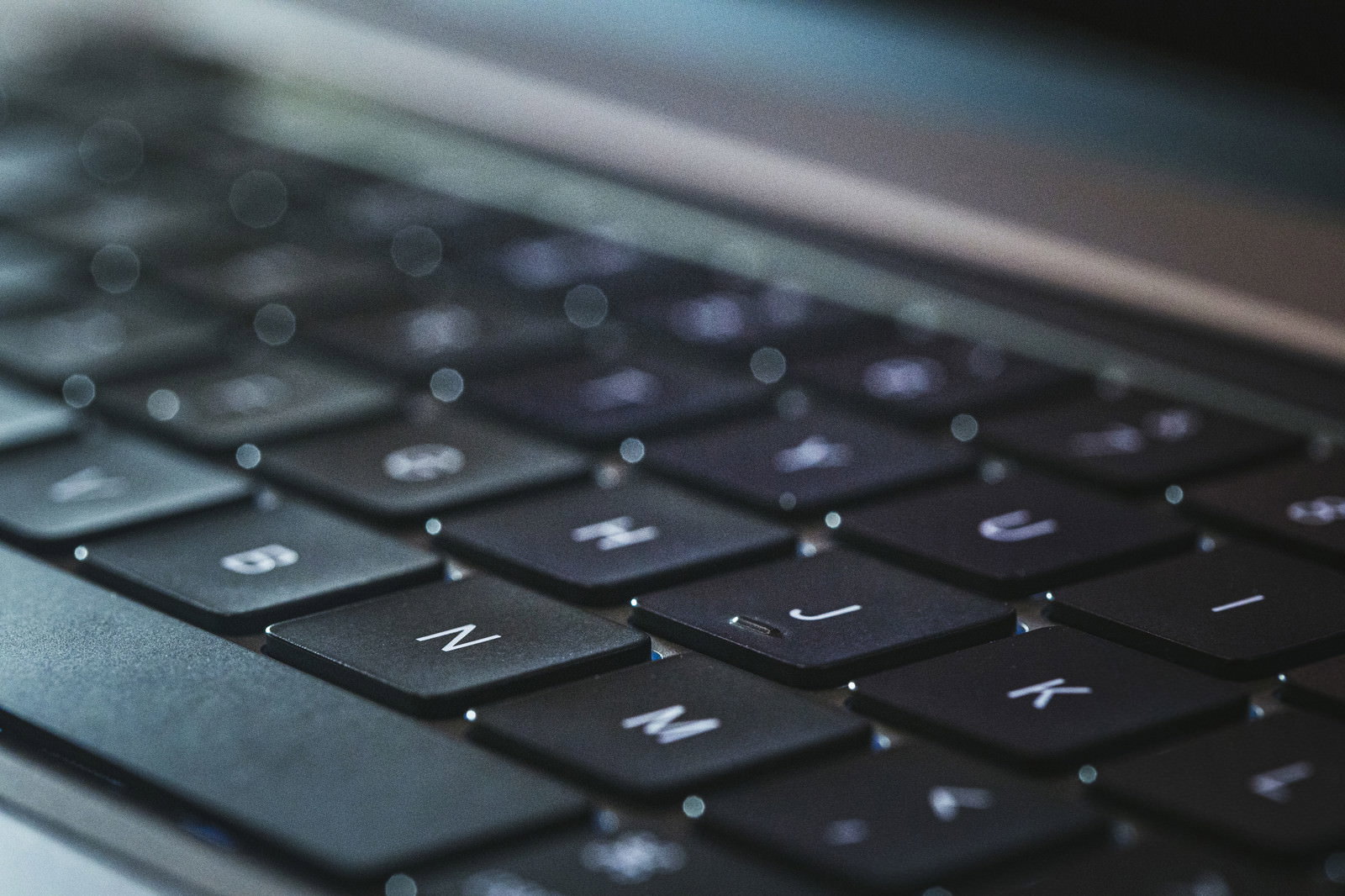 MacBookの黒いキーボードのスペースキー周辺をクローズアップした写真