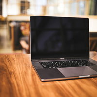 カフェで使用中のMacbookノートパソコンの写真