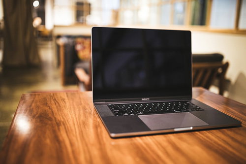 カフェで使用中のMacbookノートパソコン