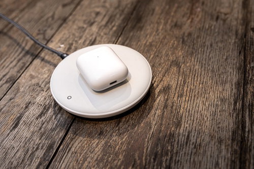 ワイヤレス充電に対応したAirPods