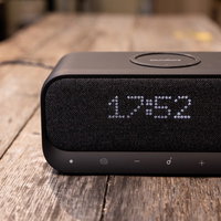 木目調の卓上に置かれたデジタル目覚まし時計の写真