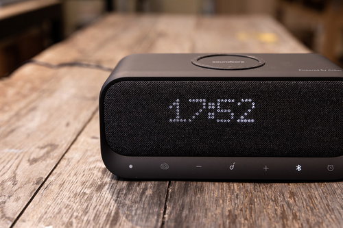 木目調の卓上に置かれたデジタル目覚まし時計