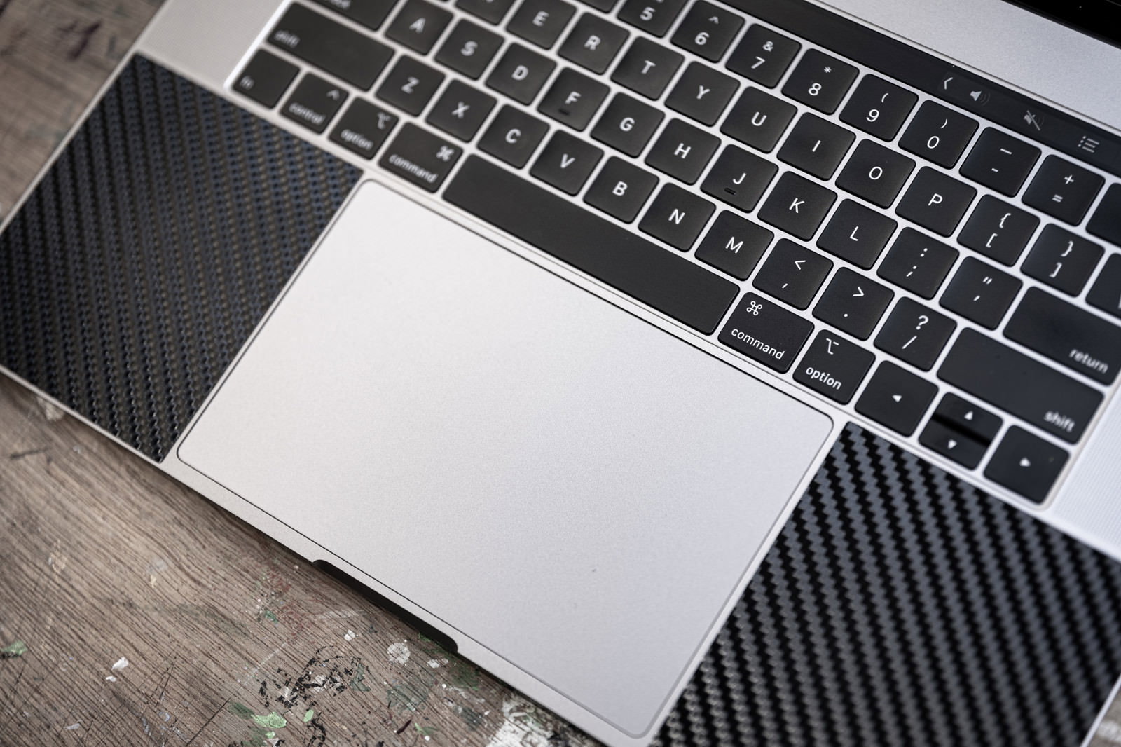 カーボンシールを貼ったMacBookのトラックパッドとキーボード