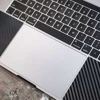 MacBookのトラックパッドとキーボードの写真