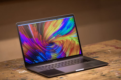 木目の作業台に置かれたMacBook