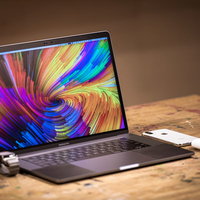 作業机とMacBookのデスクセットアップの写真