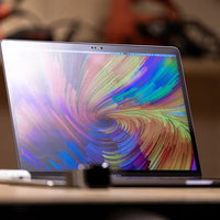 MacBook Proのディスプレイとカラフルな壁紙の写真