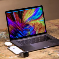 作業台の上に並べられたガジェット（MacBook Pro）の写真