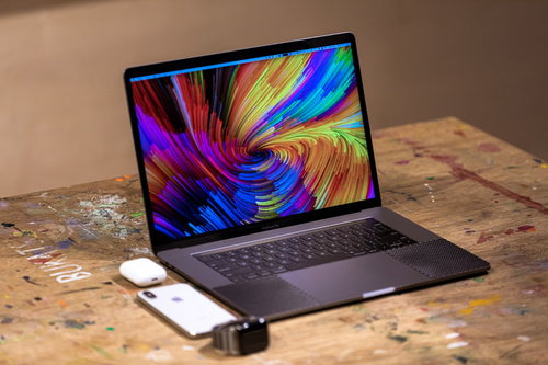 作業台の上に並べられたガジェット（MacBook Pro）