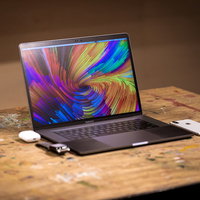 作業台に並べられたアップル商品（MacBook Pro）の写真