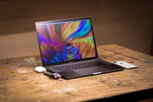 作業台に並べられたアップル商品（MacBook Pro）