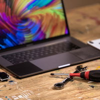 作業台に置かれたガジェットと工具の写真