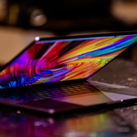 開閉するMacBookの渦巻きグラフィック画面の写真