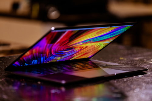 開閉するMacBookの渦巻きグラフィック画面