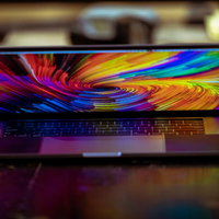 作業台とキーボードに反射するデスクトップピクチャの写真