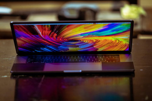 作業台とキーボードに反射するデスクトップピクチャ