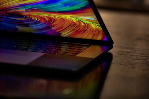 木目調の作業台にも鮮やかに反射するディスプレイ