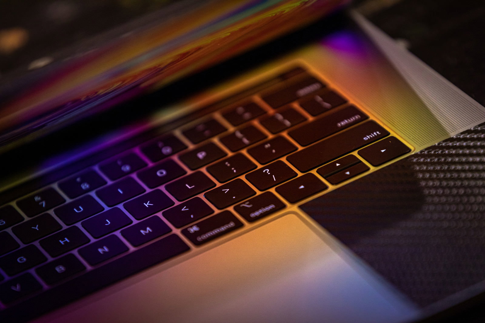 MacBookのキーボードにディスプレイの光が反射している