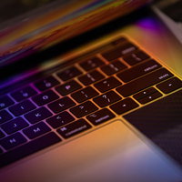 キーボードに反射したディスプレイの光の写真