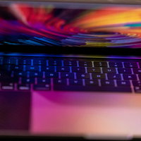 鮮やかな色のディスプレイとキーボードを持つノートパソコンの写真