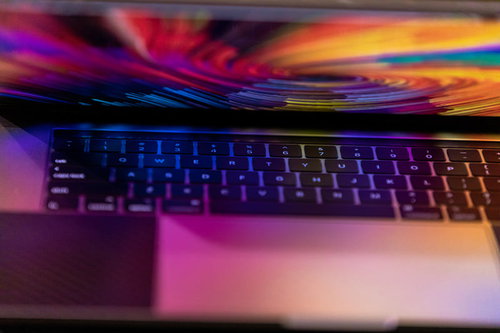 鮮やかな色のディスプレイとキーボードを持つノートパソコン