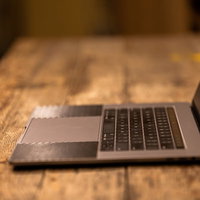 横から見たキーボード部分（MacBook Pro）の写真