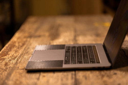 横から見たキーボード部分（MacBook Pro）