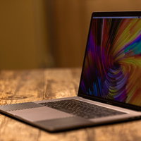 作業台に無造作に置かれたMacBook Proの写真