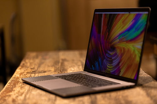 作業台に無造作に置かれたMacBook Pro