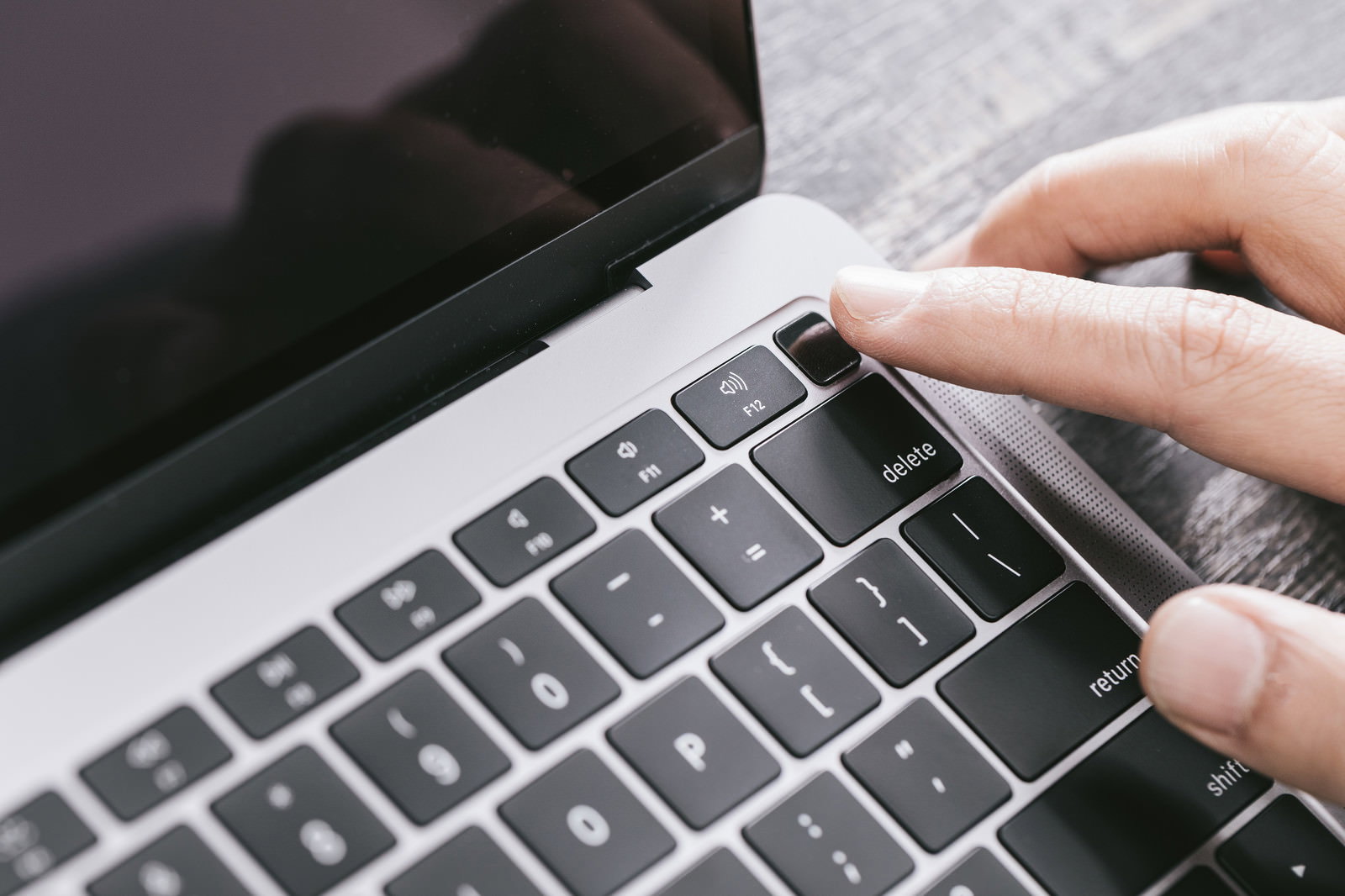 MacBookのTouch IDに指を当てて指紋認証する手