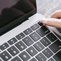 MacBookのTouch IDで指紋認証の写真