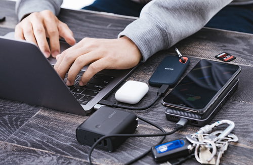 テーブル上のガジェットとノートパソコン作業