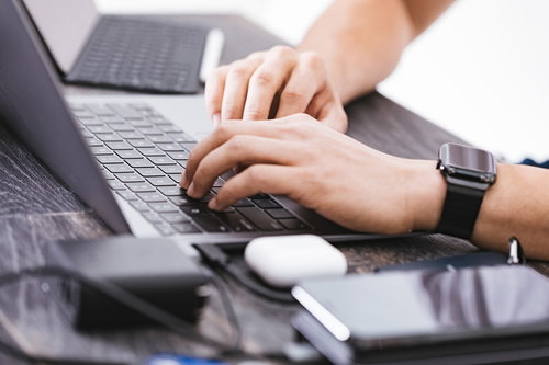 ブログ執筆中のテック系ブロガーのタイピング