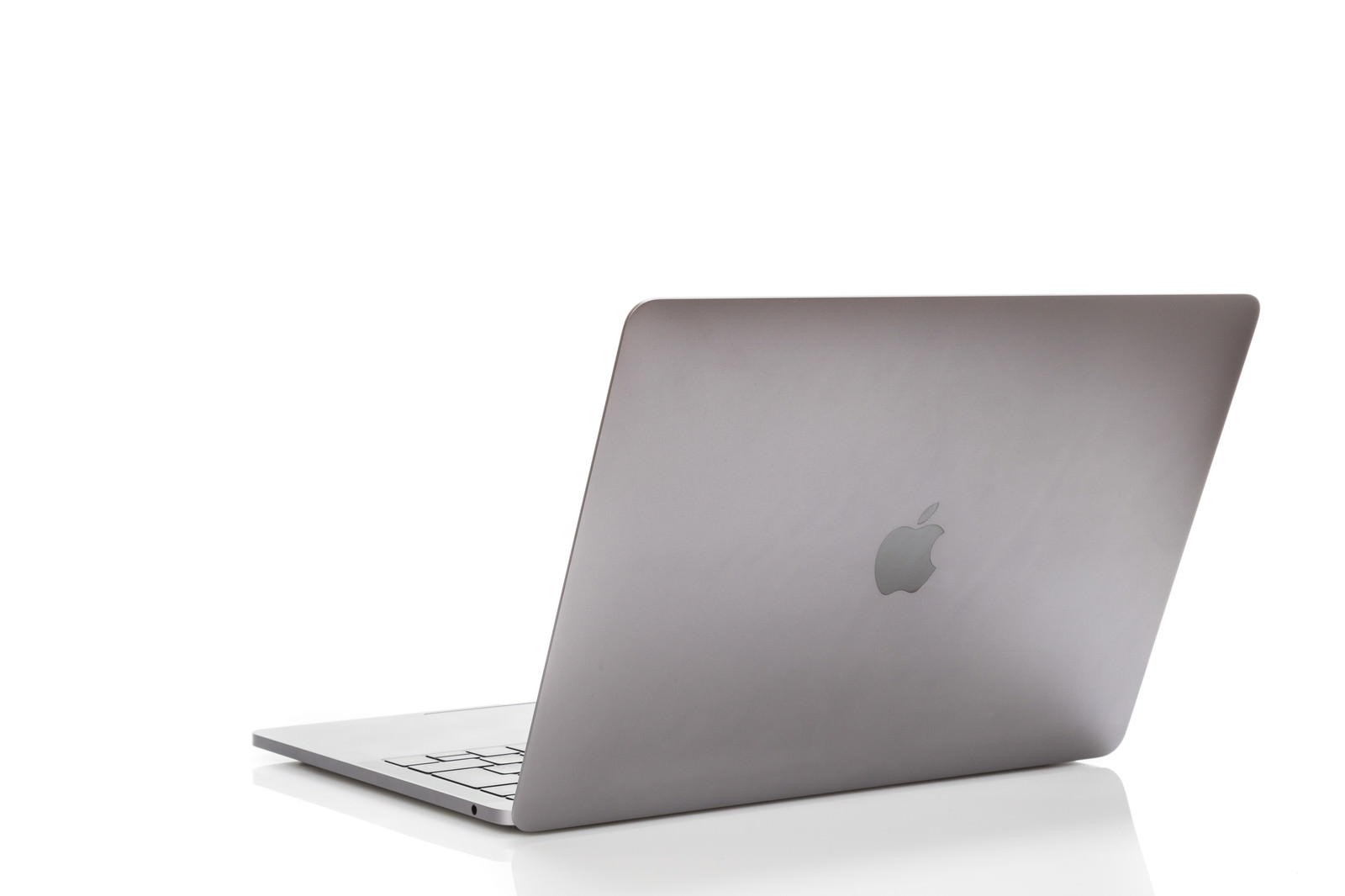 白背景に置かれたMacBookの背面