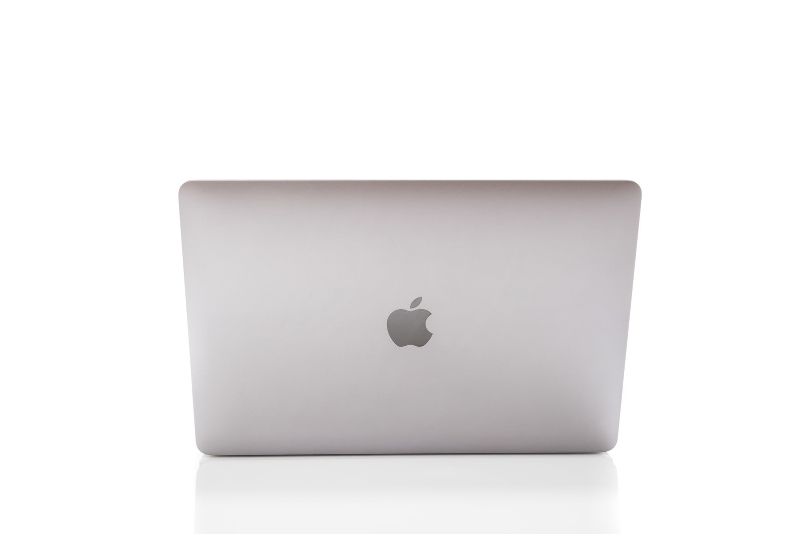 閉じた状態のMacBook背面、白背景