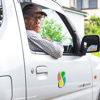 目視しながらバックで駐車する高齢者ドライバーの写真