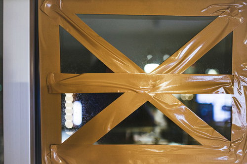 台風が来るので窓にガムテープを貼って補強する対策