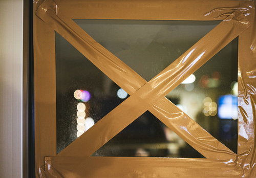 窓ガラスにテープを✕に貼って割れないようにする応急処置