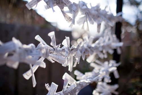 神社の境内に結ばれたおみくじと願い事