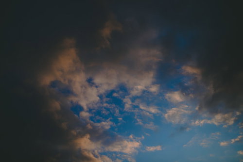 厚い雨雲の隙間からのぞく青空と天気の急変