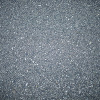 ざらざらとした質感のアスファルト舗装面の写真