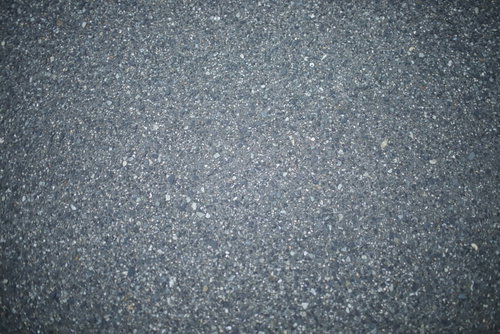 ざらざらとした質感のアスファルト舗装面