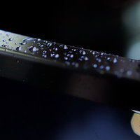 雨粒がはじくステンレス製の手すりの写真