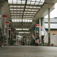ガラス屋根のアーケードが続く前橋中心商店街の写真