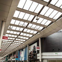 天窓から光が差し込む前橋中心商店街のアーケードの写真