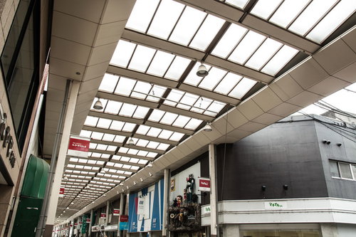 天窓から光が差し込む前橋中心商店街のアーケード