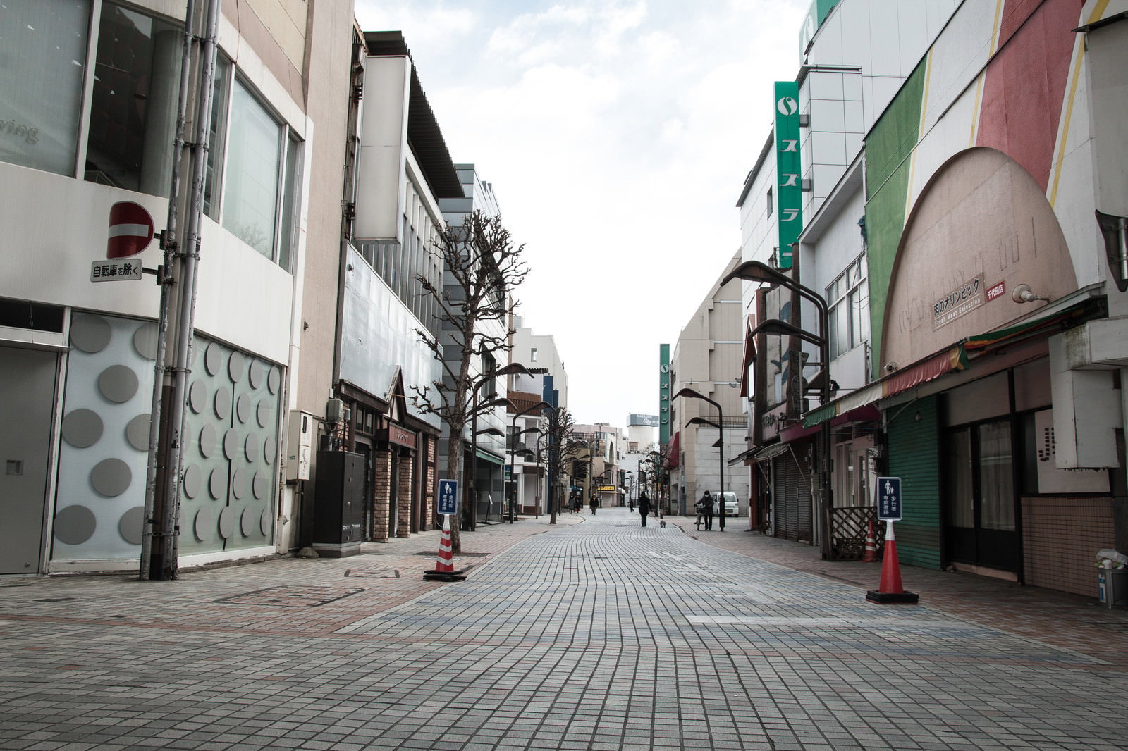 朝早い前橋商店街の石畳の歩道と両側に並ぶ店舗