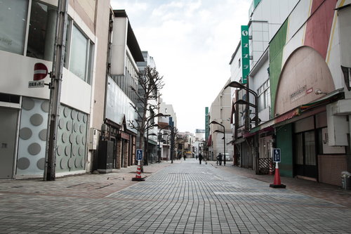 朝早い前橋商店街の石畳アーケード商店街の風景