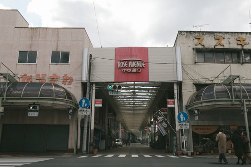 前橋中心商店街の中央通りのアーケード街の買い物客と店舗風景