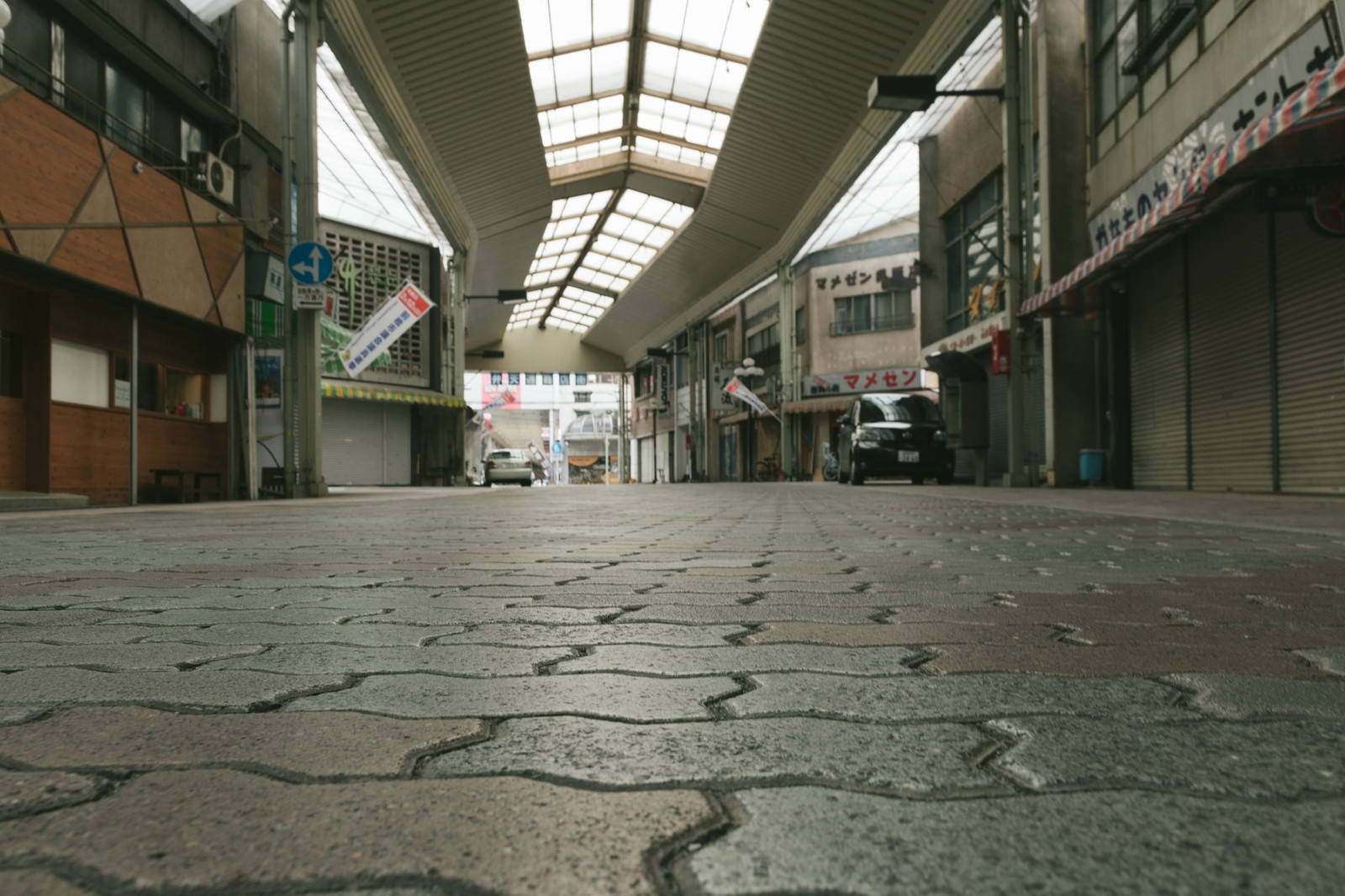 石畳の通路とアーケードの天窓が印象的な前橋中心商店街